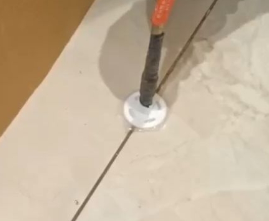 通化瓷砖空鼓维修公司专业解答瓷砖在铺贴过程中，如果没有涂抹均匀到位的粘结材料（如水泥砂浆或瓷砖胶），可能会导致以下问题