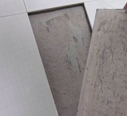通化瓷砖空鼓维修公司分享瓷砖铺贴时如果打浆（即涂抹在瓷砖背面和基层上的砂浆或瓷砖胶）过少，会带来以下问题